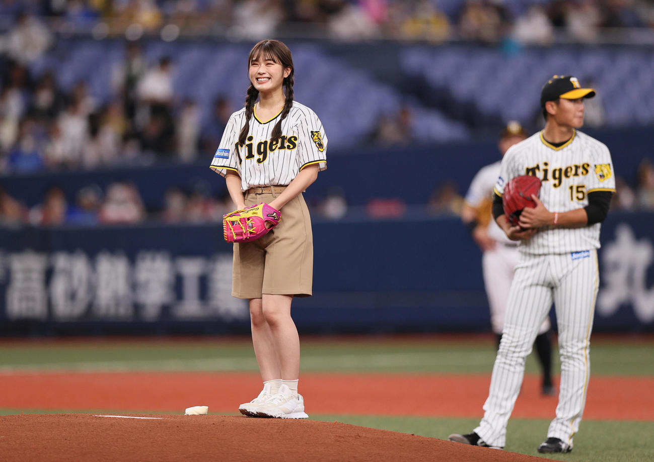 阪神対DeNA　始球式するNMB48の渋谷凪咲（撮影・上山淳一）