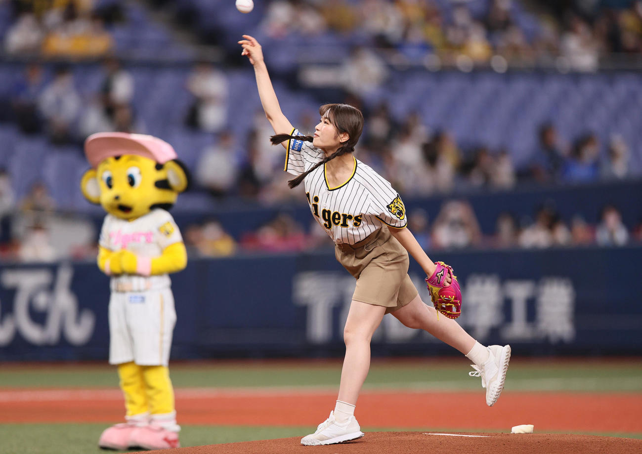 阪神対DeNA　始球式で投球するNMB48の渋谷凪咲（撮影・上山淳一）