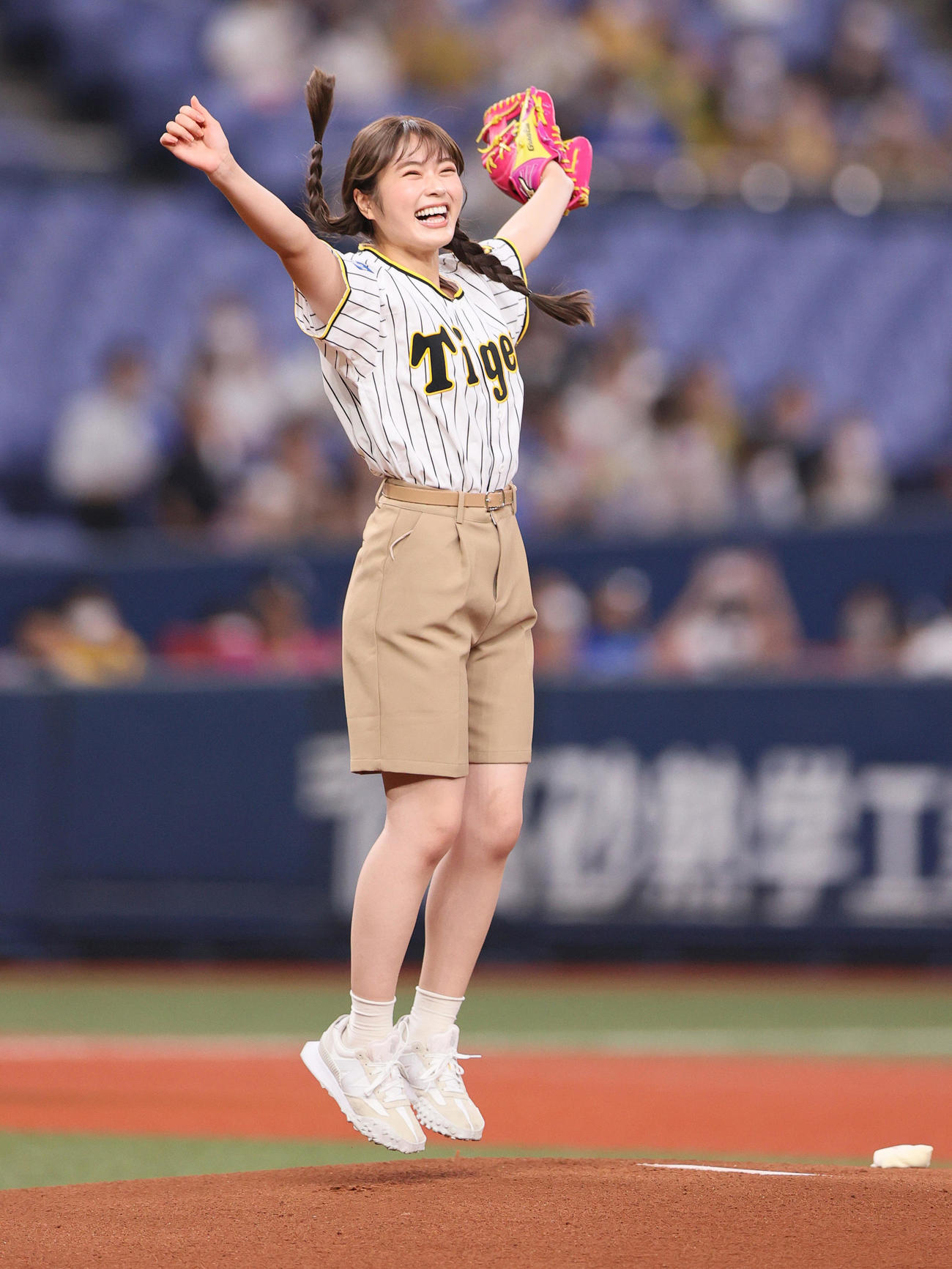 阪神対DeNA　始球式で投球し、マウンドで喜ぶNMB48の渋谷凪咲（撮影・上山淳一）