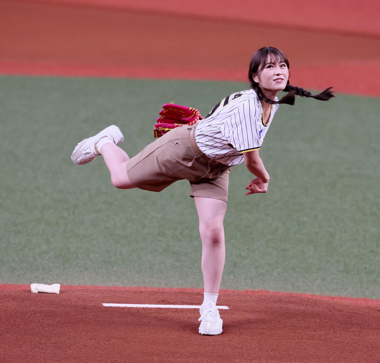 阪神対DeNA　始球式を行ったMNB48の渋谷凪咲（撮影・加藤哉）