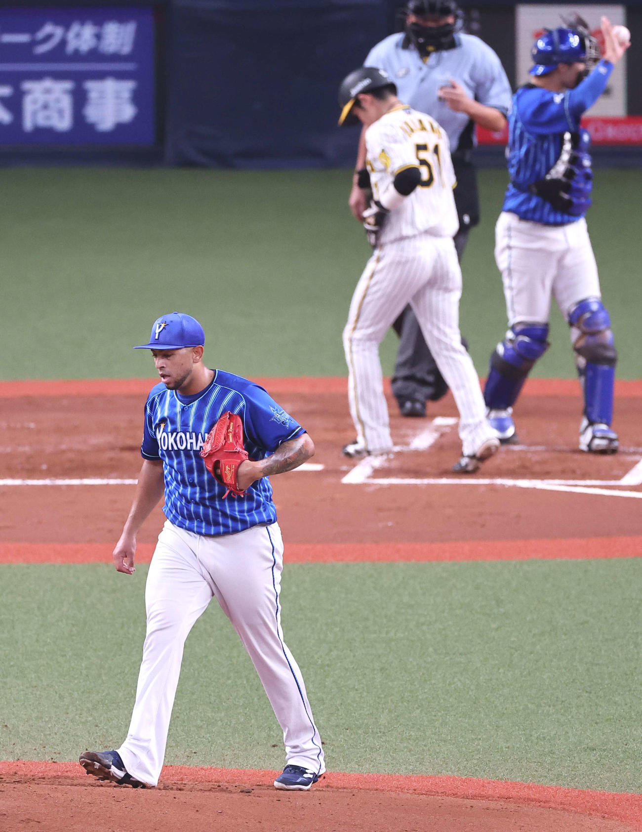 1回裏阪神2死満塁、ロメロはロハスに押し出し四球を与え中野（中央）の生還を許す（撮影・上田博志）
