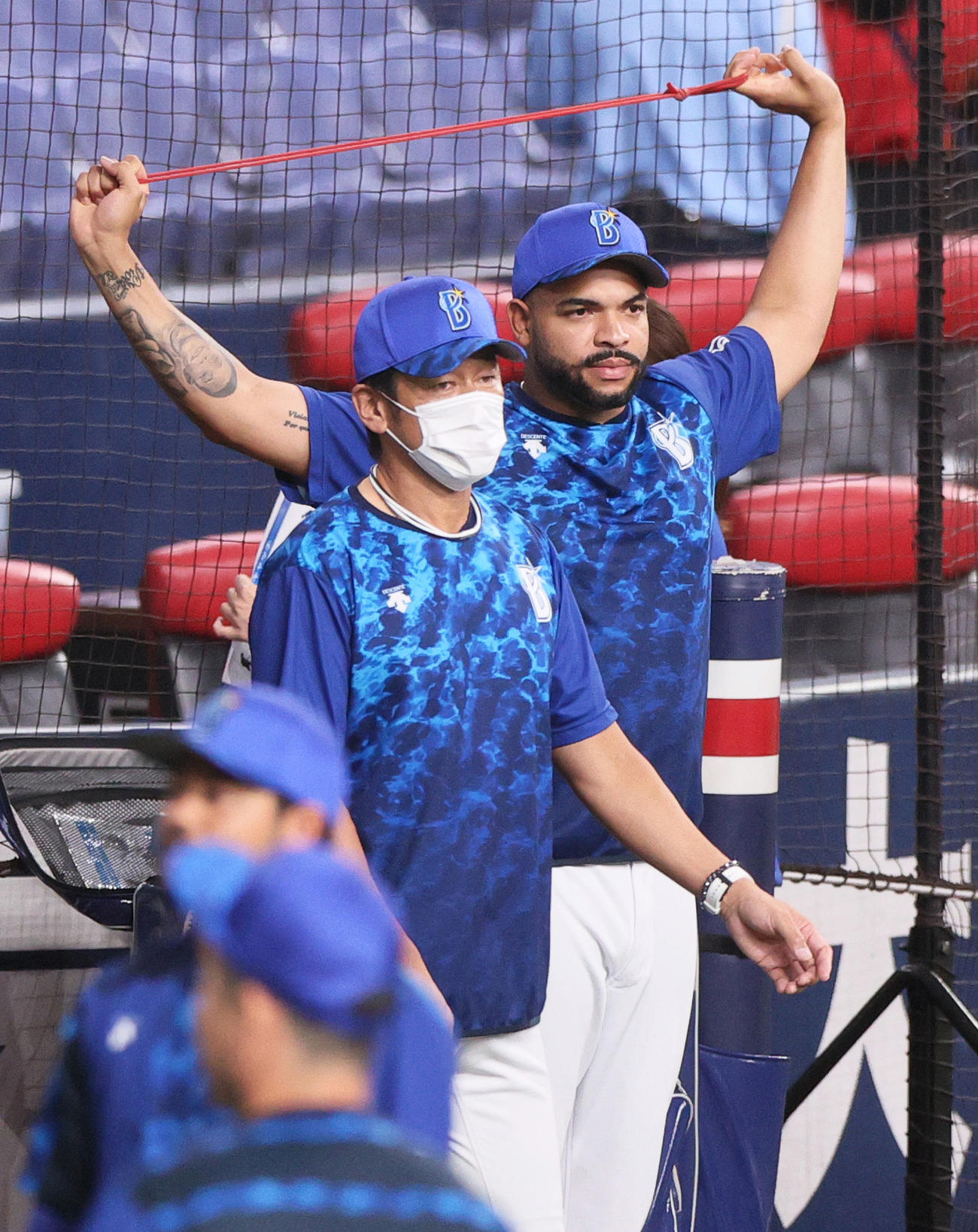 試合を前に体を動かすDeNAロメロ（右）。手前は三浦監督（撮影・上山淳一）