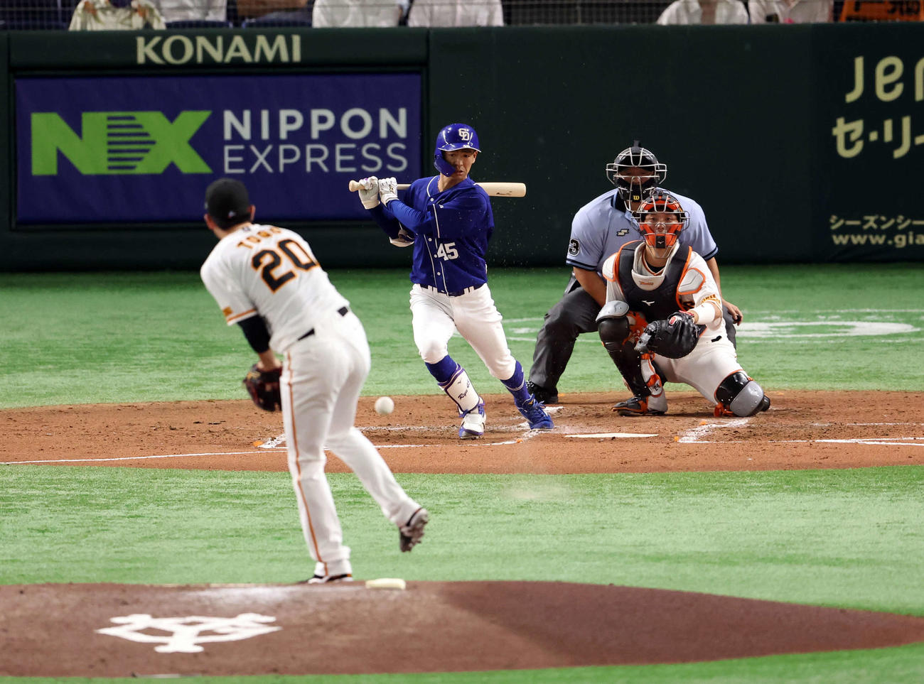 巨人対中日　3回表中日無死、土田は投手強襲安打を放つ。投手戸郷（撮影・浅見桂子）