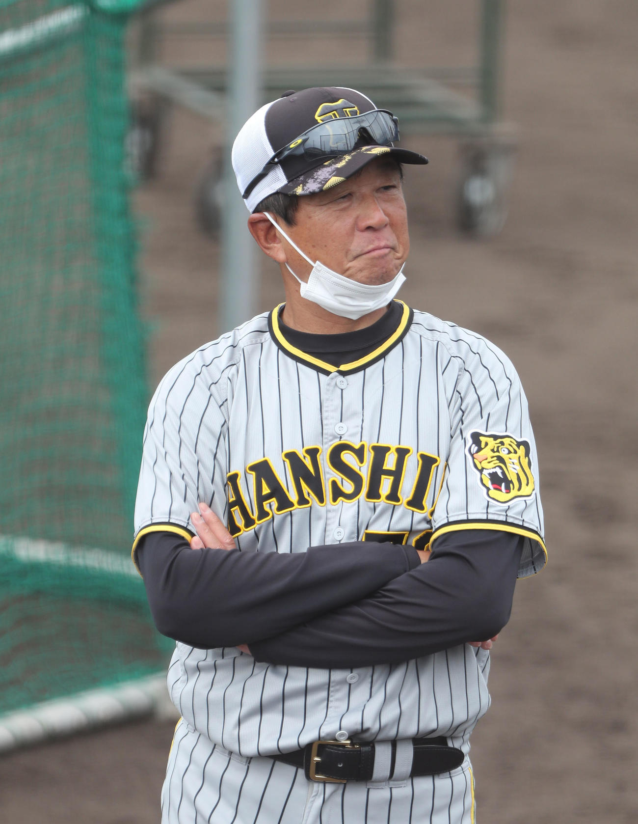 ウエスタン・リーグオリックス対阪神対　試合前練習を見守る平田2軍監督（撮影・白石智彦）