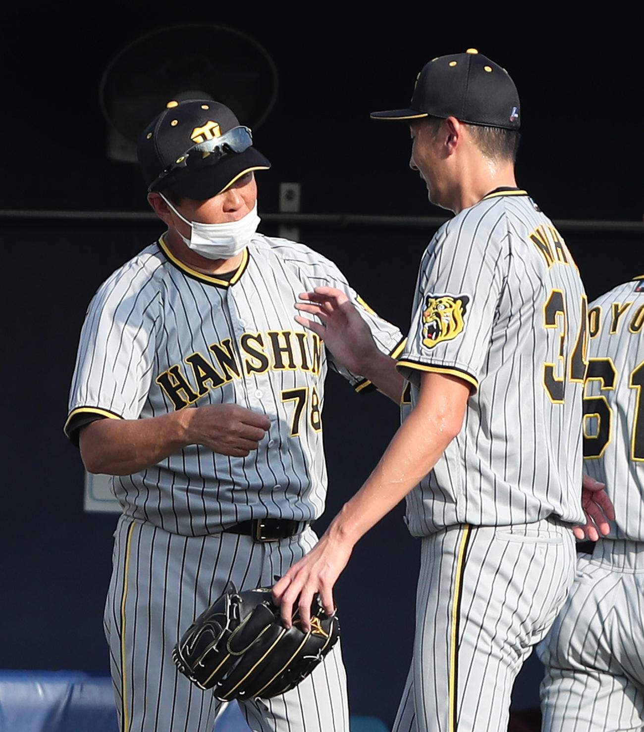 ウエスタン・リーグオリックス対阪神対　オリックスに勝利して二保（右）をねぎらうと平田2軍監督（撮影・白石智彦）
