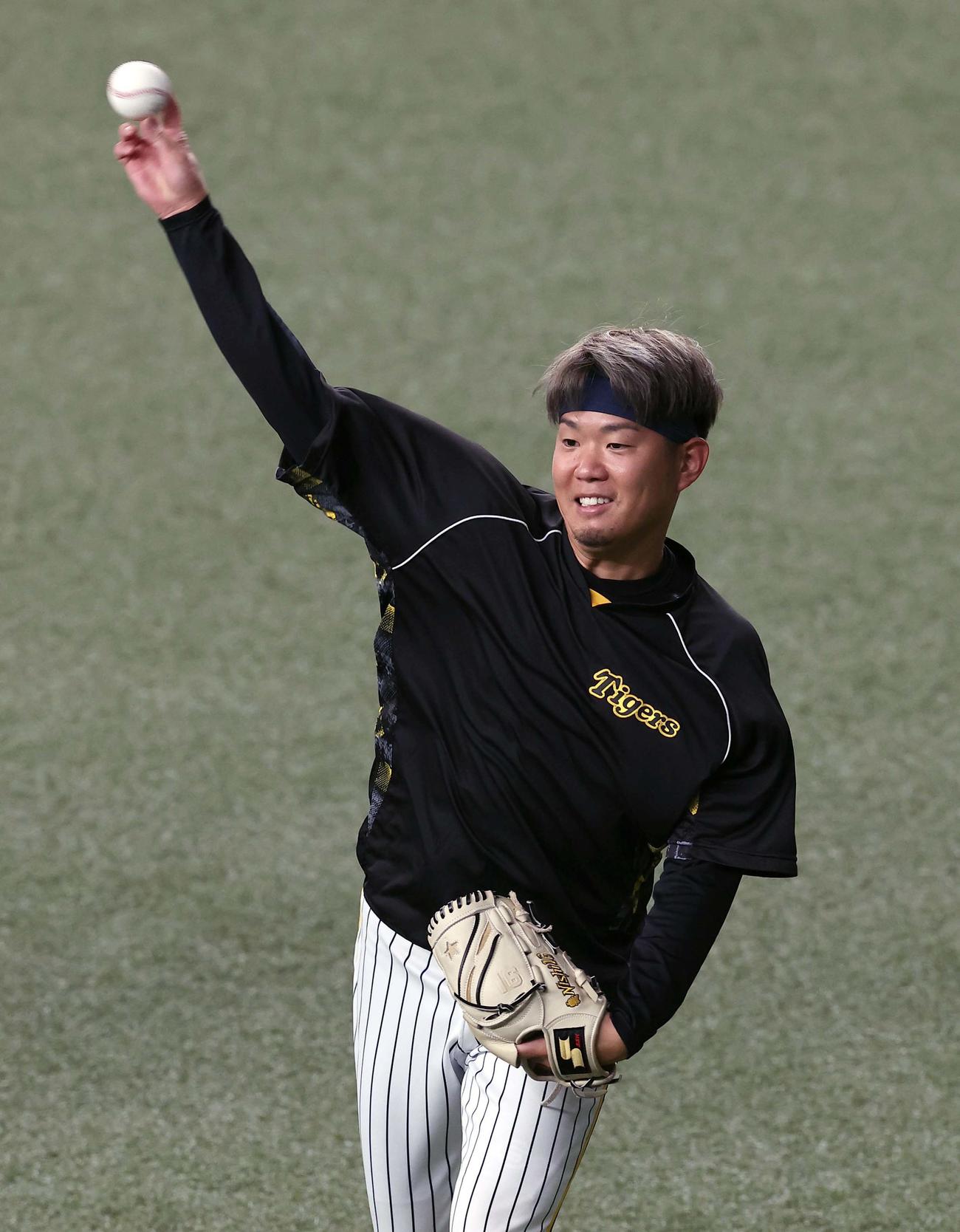 阪神対DeNA　キャッチボールで調整をする西勇（撮影・上田博志）