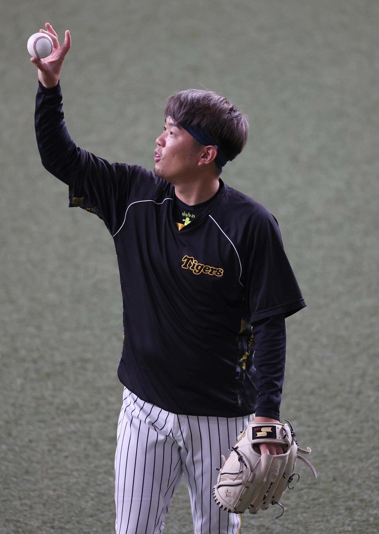 阪神対DeNA　キャッチボールで調整をする西勇（撮影・上田博志）