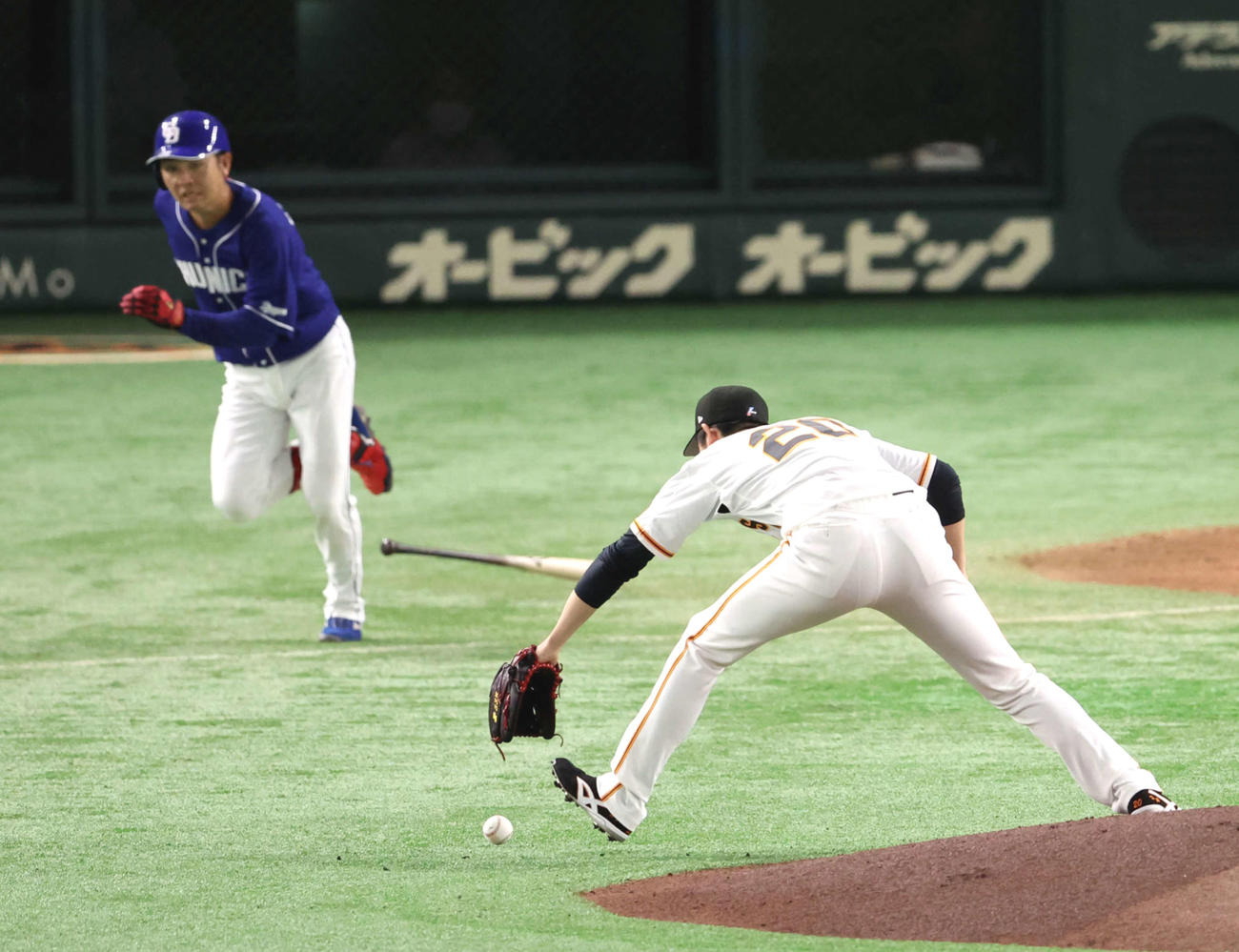 3回表中日1死満塁、溝脇の投手ゴロを一度は落とすものの冷静に本塁送球でアウトにする戸郷（撮影・浅見桂子）