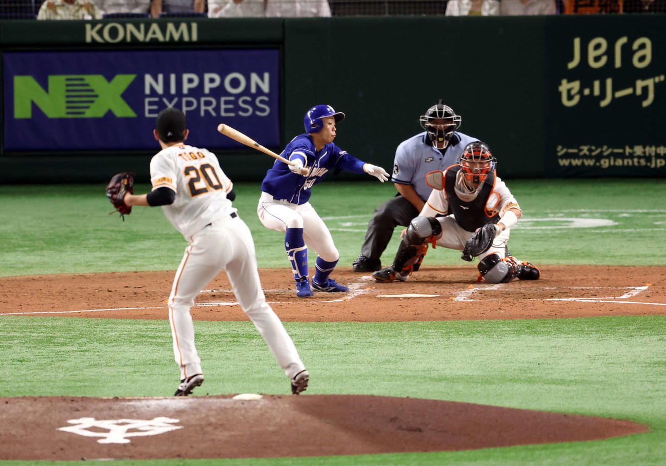 3回表中日無死満塁、岡林は空振り三振に倒れる。投手戸郷（撮影・浅見桂子）