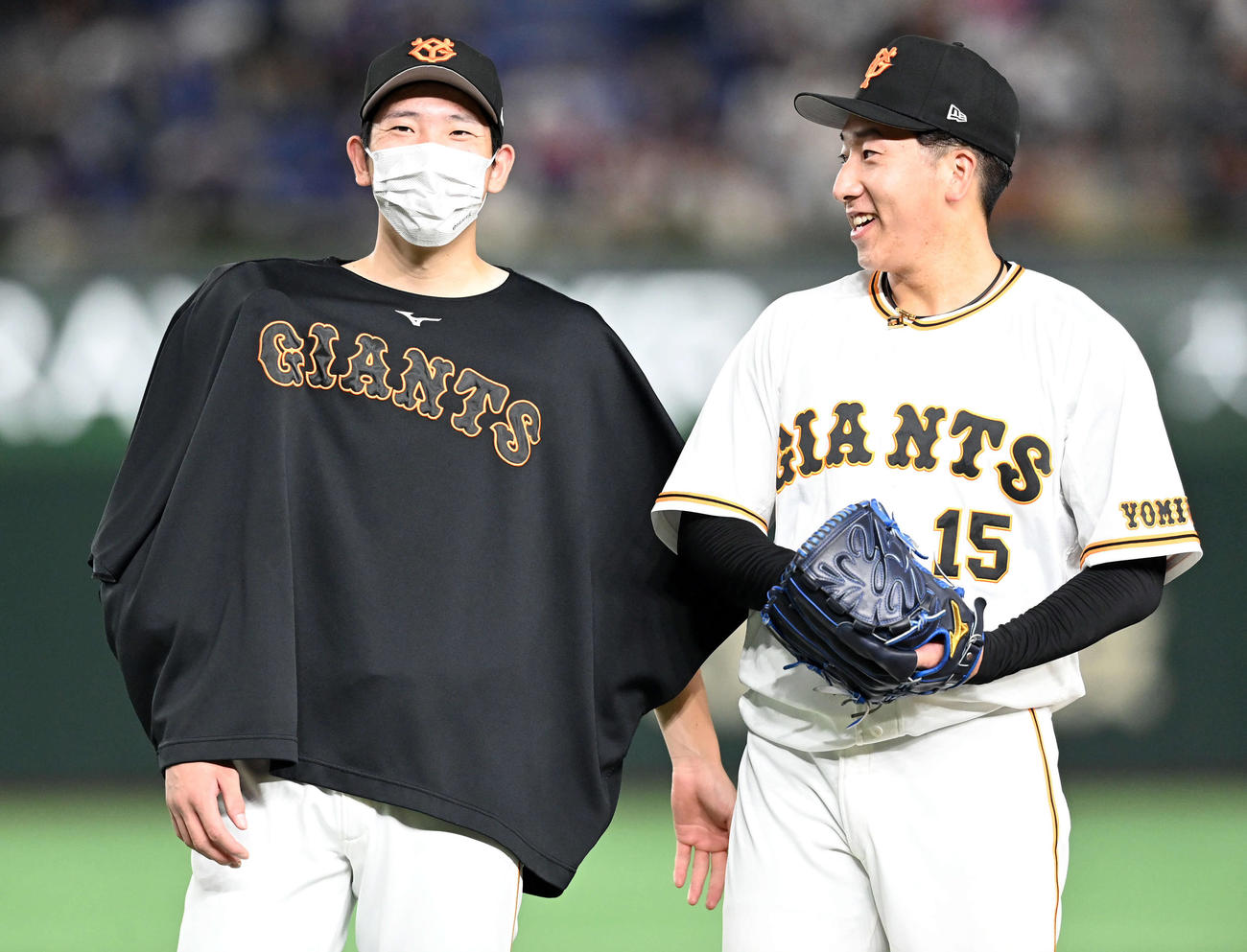 巨人対中日　中日に勝利し、大勢（右）と笑顔を見せる巨人戸郷（撮影・たえ見朱実）