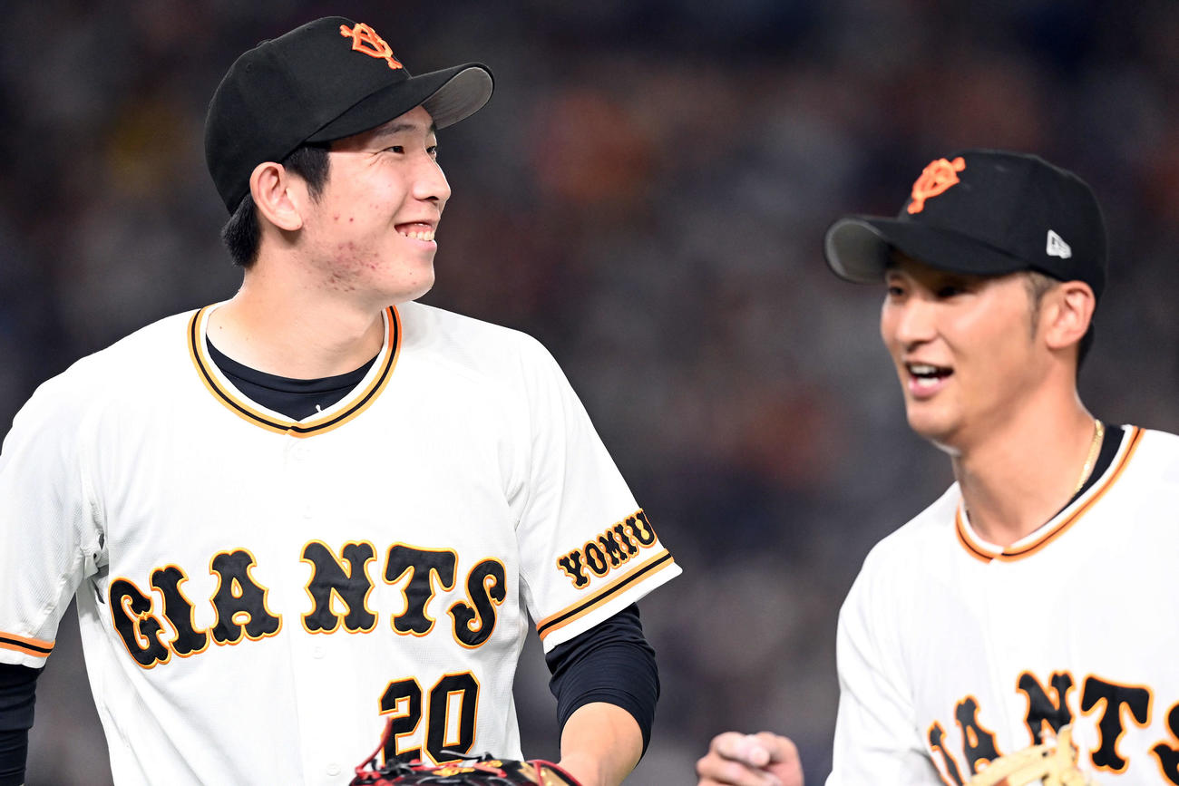 巨人対中日　8回表、無失点に抑え笑顔を見せる巨人戸郷（撮影・たえ見朱実）