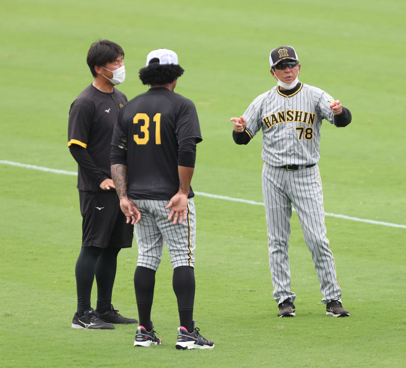 ウエスタン・リーグ　オリックス対阪神対　試合前、マルテ（中央）と話す平田2軍監督（撮影・白石智彦）