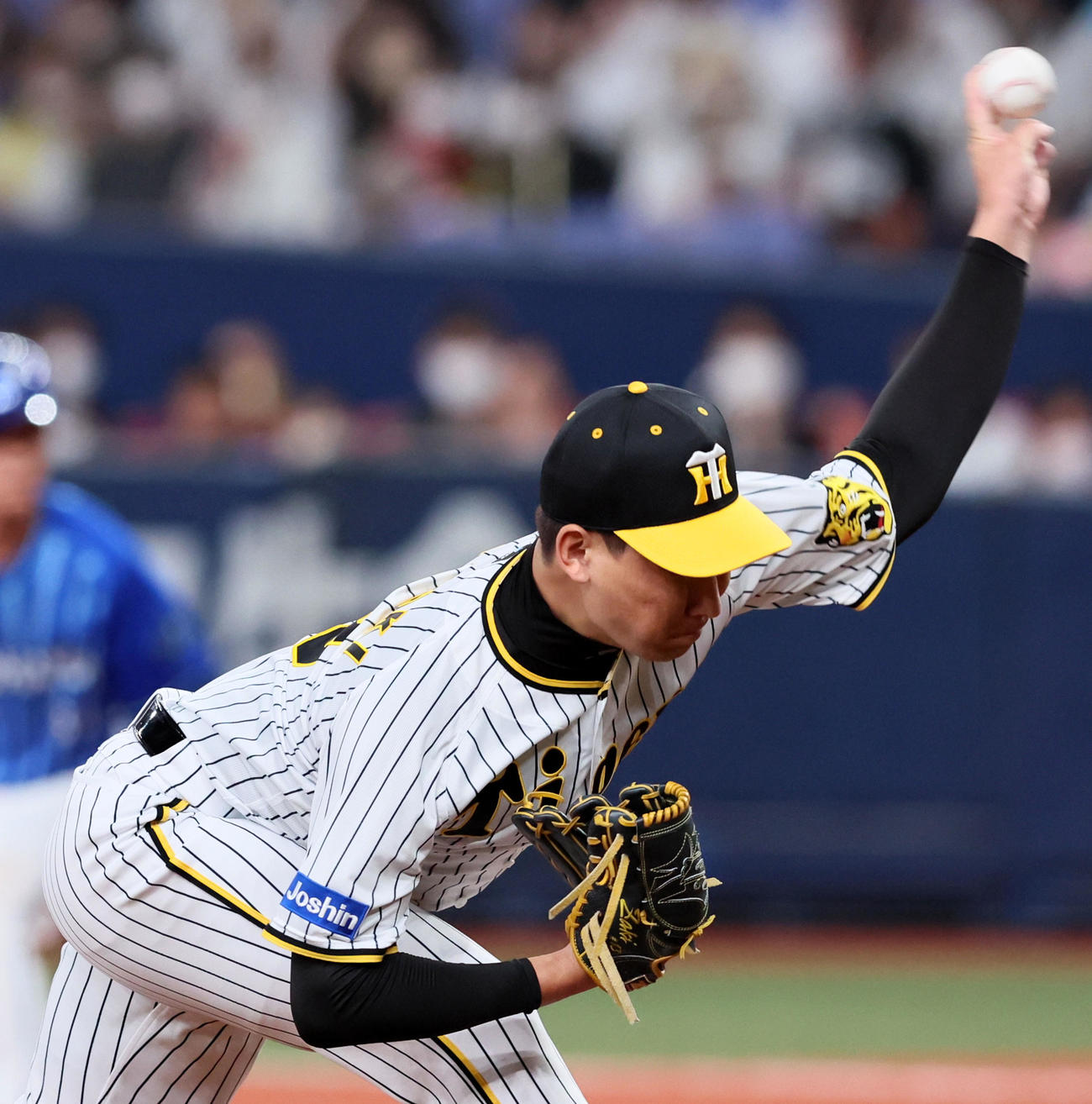阪神対DeNA 7回表、阪神2番手で登板する岩崎（撮影・加藤哉）