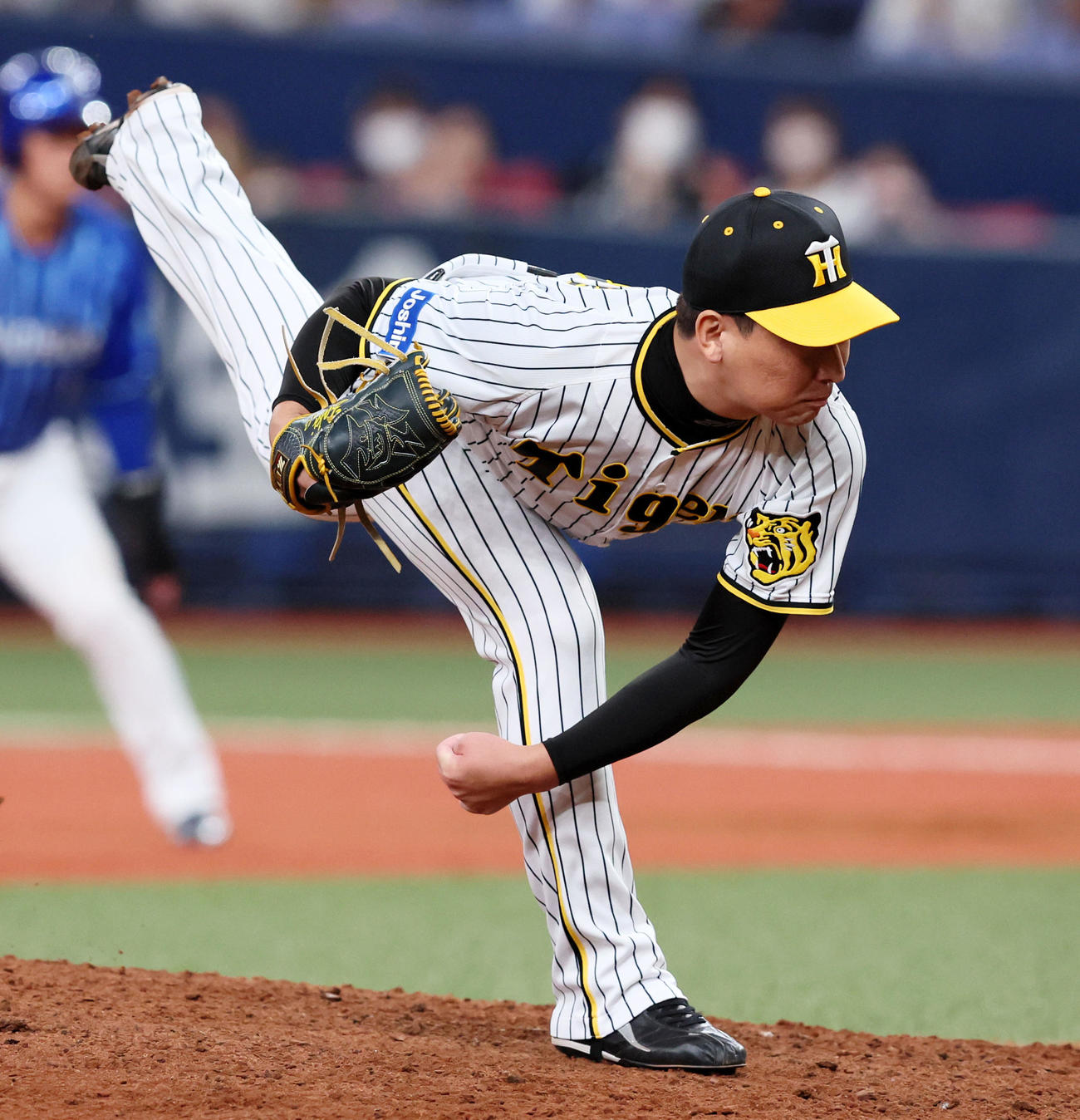 阪神対DeNA 7回表、阪神2番手で登板する岩崎（撮影・加藤哉）
