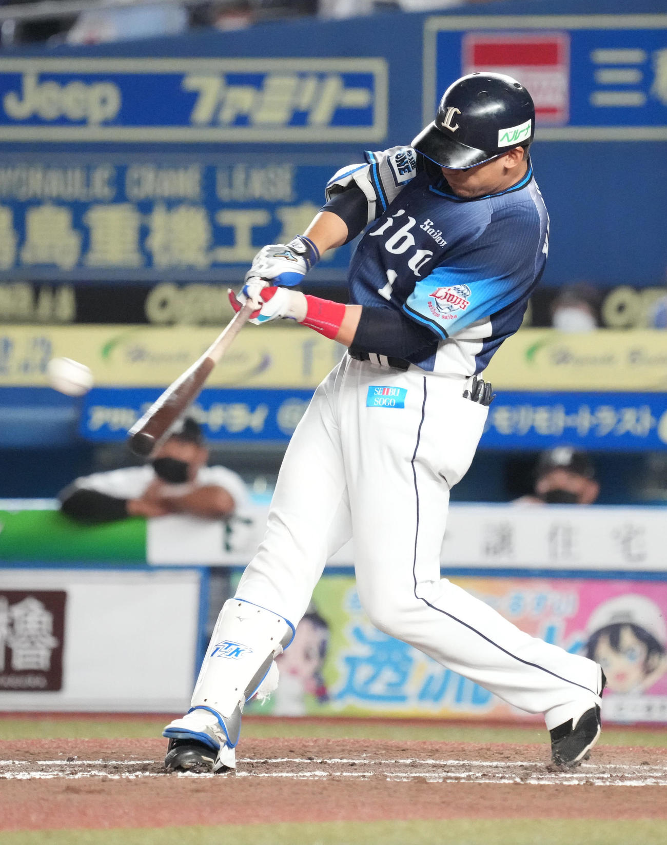 ロッテ対西武　8回表西武1死、栗山巧は右越えにソロ本塁打を放つ（撮影・小沢裕）