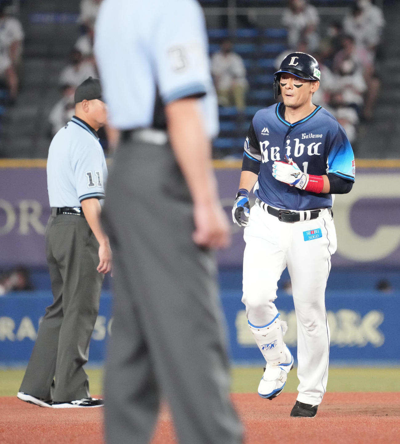 ロッテ対西武　8回表西武1死、栗山は右越えにソロ本塁打を放ち三塁へ向かう（撮影・小沢裕）