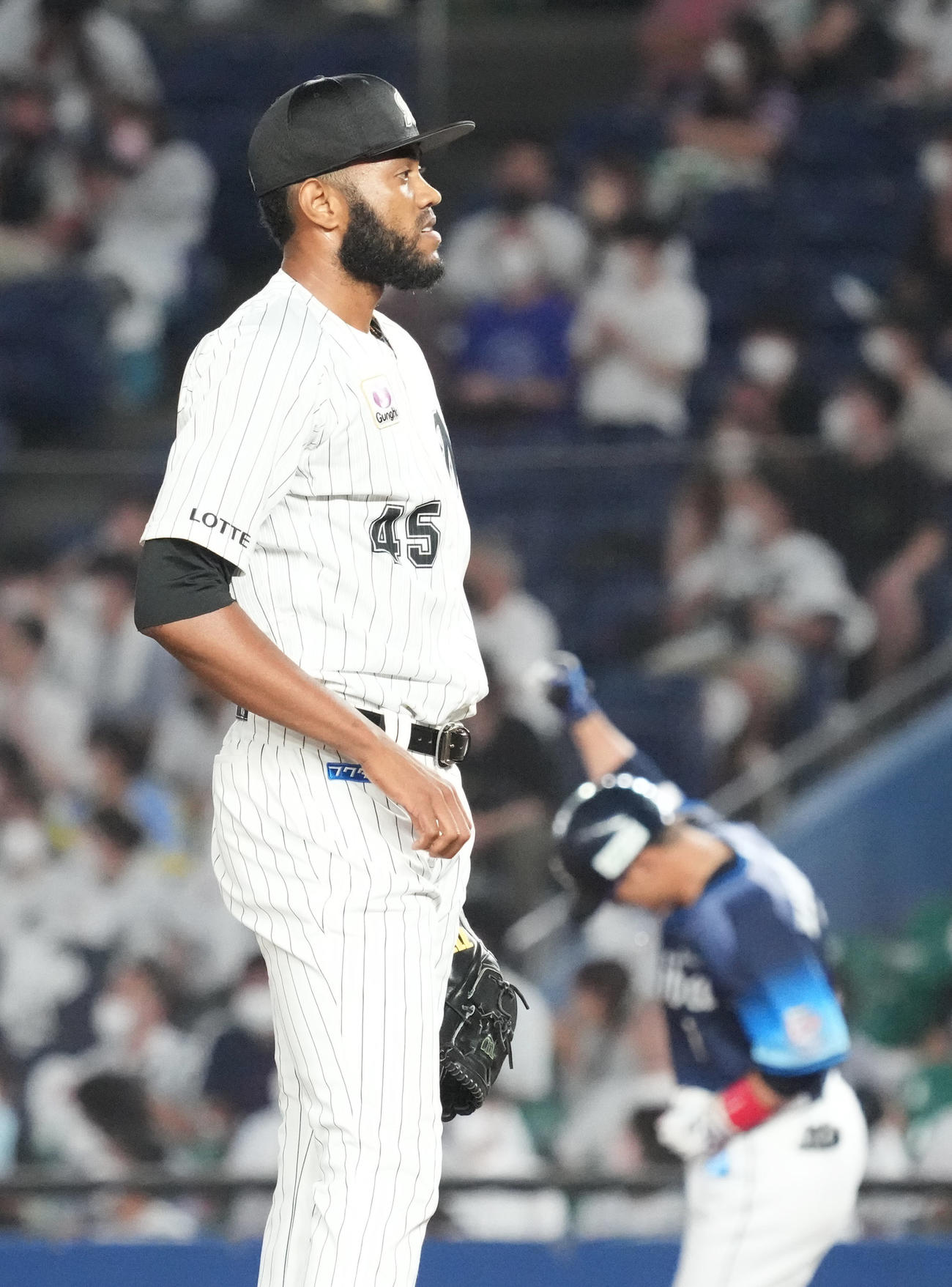 ロッテ対西武　8回表西武1死、栗山（右）に右越えのソロ本塁打を許すロッテ4番手で登板したゲレーロ（撮影・小沢裕）