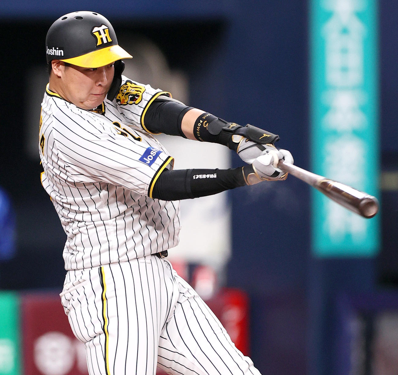 阪神対DeNA 3回裏阪神1死一塁、大山は左に適時二塁打を放つ（撮影・上山淳一）