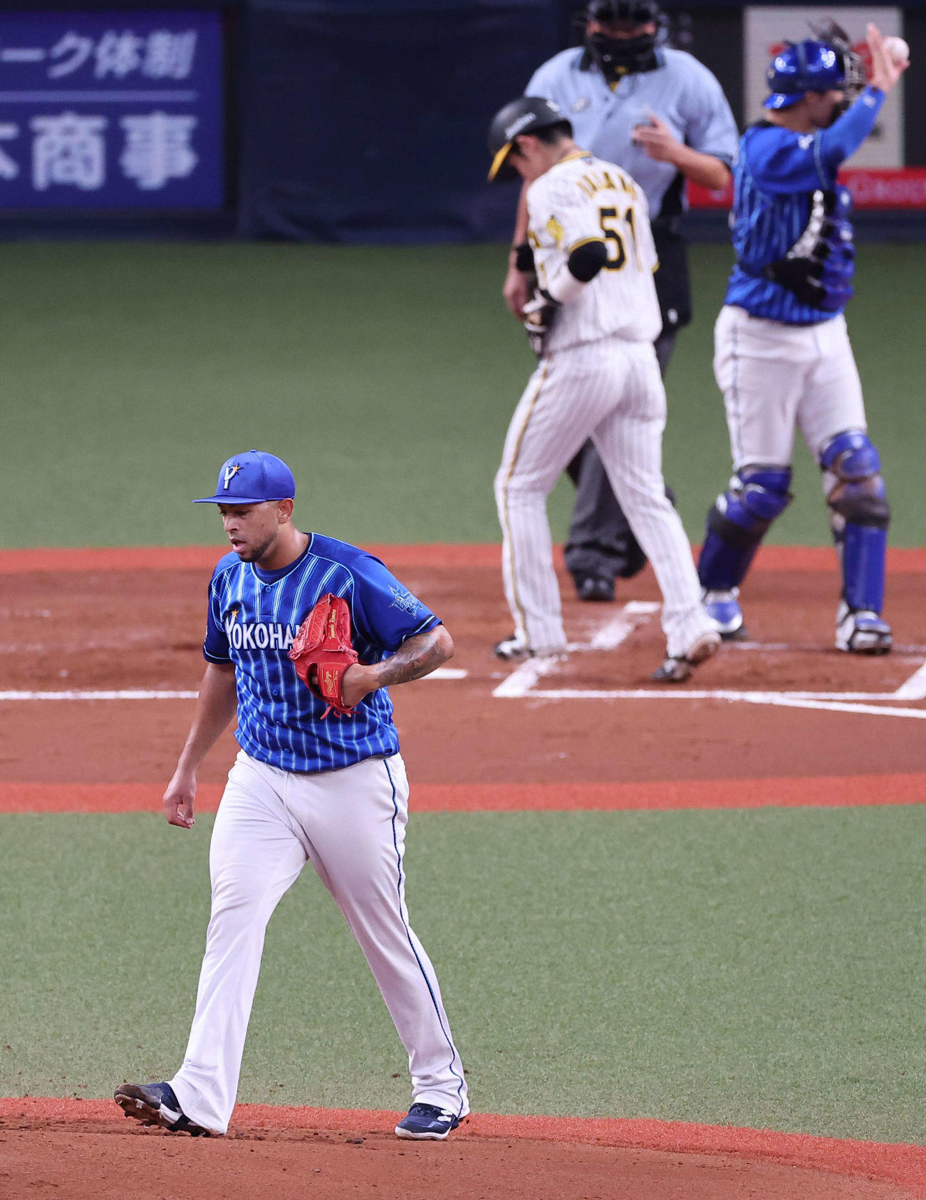 阪神対DeNA 1回裏阪神2死満塁、ロメロはロハス・ジュニアに押し出し四球を与え中野（中央）の生還を許す（撮影・上田博志）