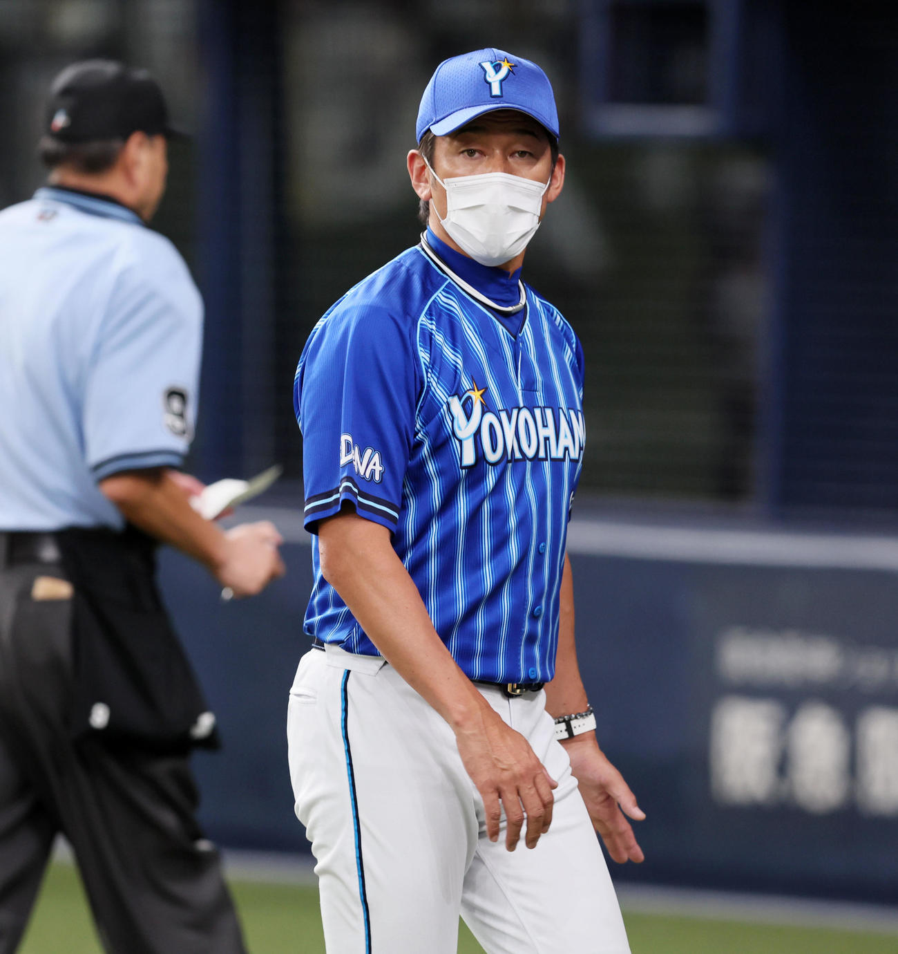 阪神対DeNA 7回裏、選手交代を告げる三浦監督（撮影・加藤哉）