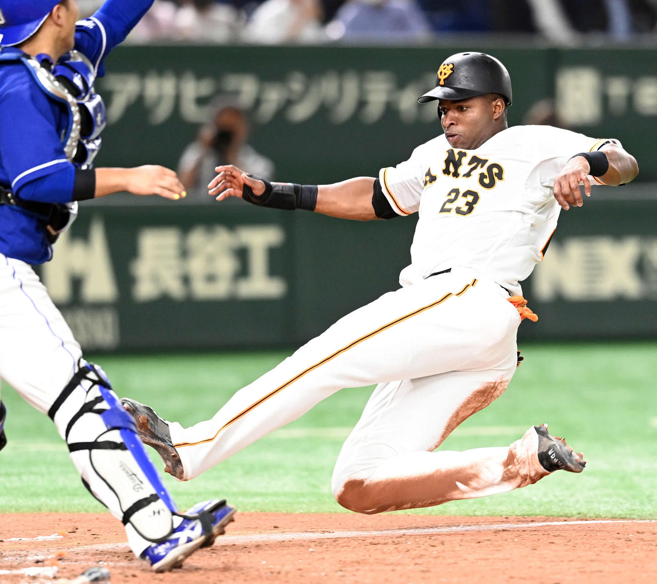巨人対中日　5回裏巨人1死一、三塁、戸郷のスクイズで生還するポランコ（撮影・たえ見朱実）