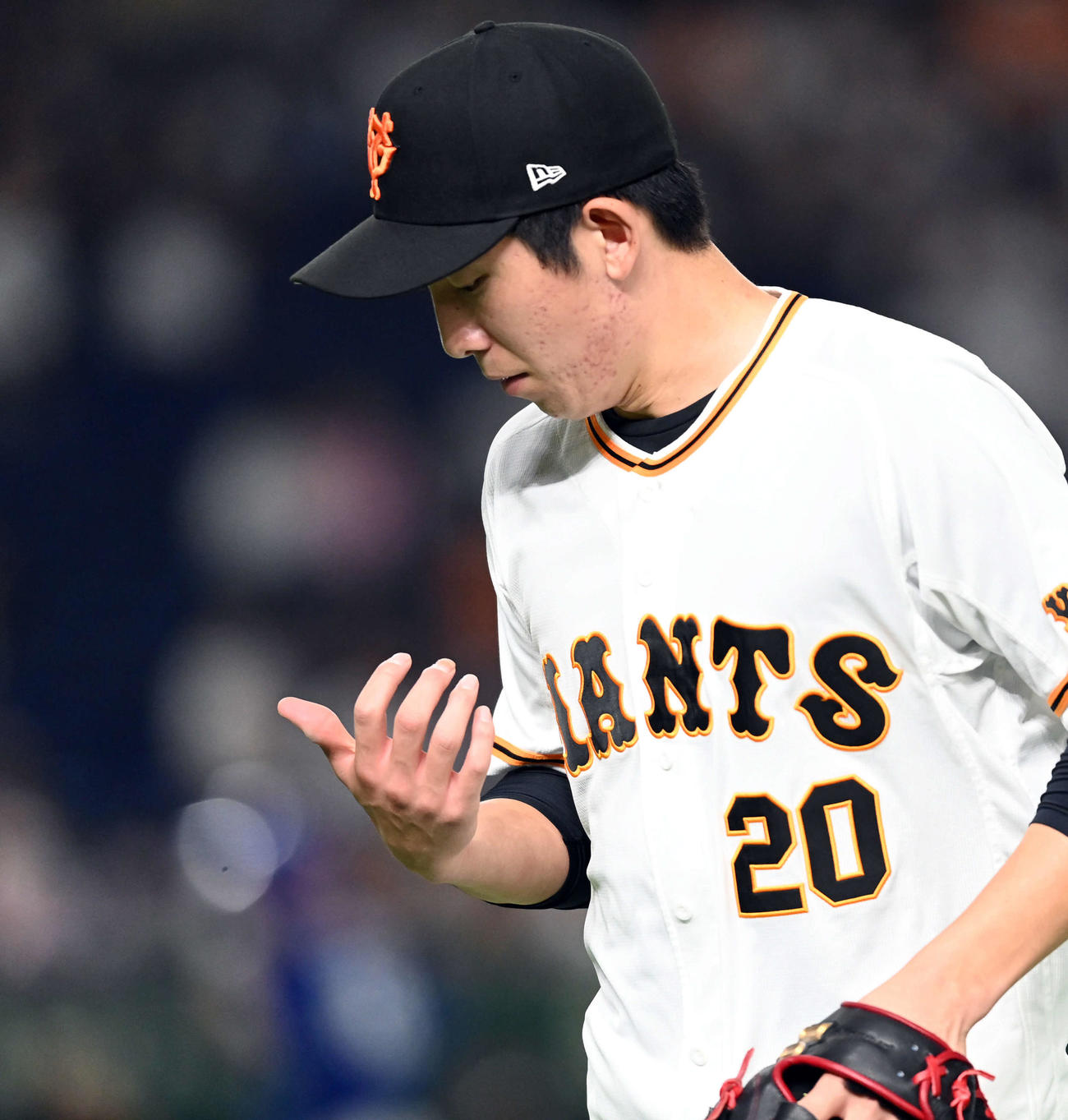 巨人対中日　3回表、指を気にしながらベンチに戻る巨人戸郷（撮影・たえ見朱実）