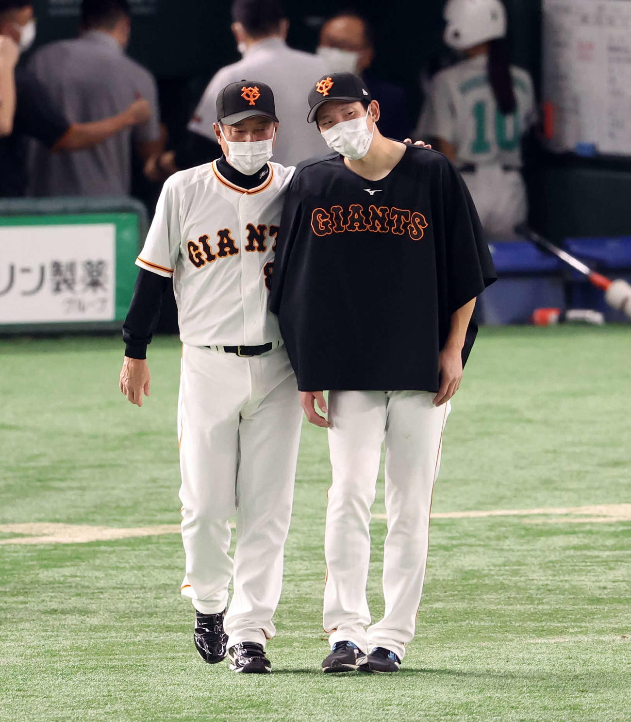 巨人対中日　11勝目を挙げた戸郷（右）は、原監督から労われる（撮影・浅見桂子）