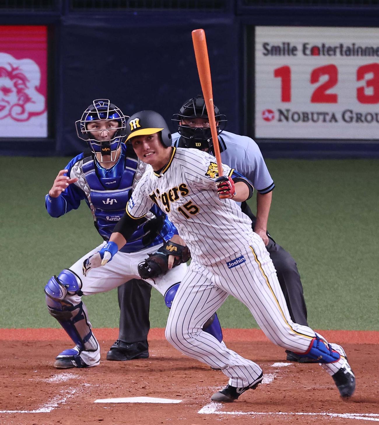 阪神対DeNA 3回裏阪神2死一塁、西純は遊撃内野安打を放つ（撮影・上田博志）
