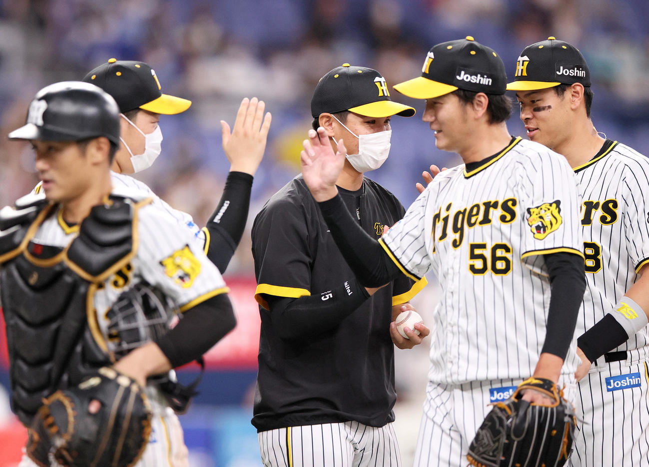 阪神対DeNA DeNAから勝利を挙げた阪神西純（中央）は試合を締めた小林（右）からウイニングボールを受け取る（撮影・上山淳一）