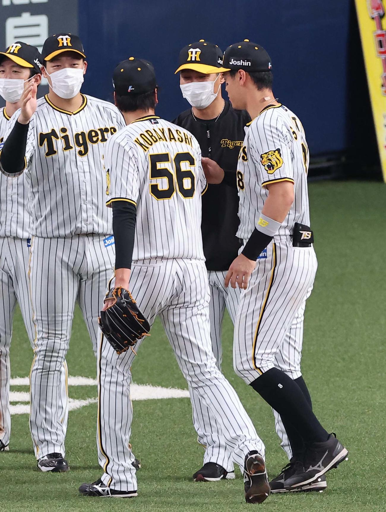 阪神対DeNA 5勝目をあげた西純（右から2人目）は小林慶祐から勝利球をもらう（撮影・上田博志）