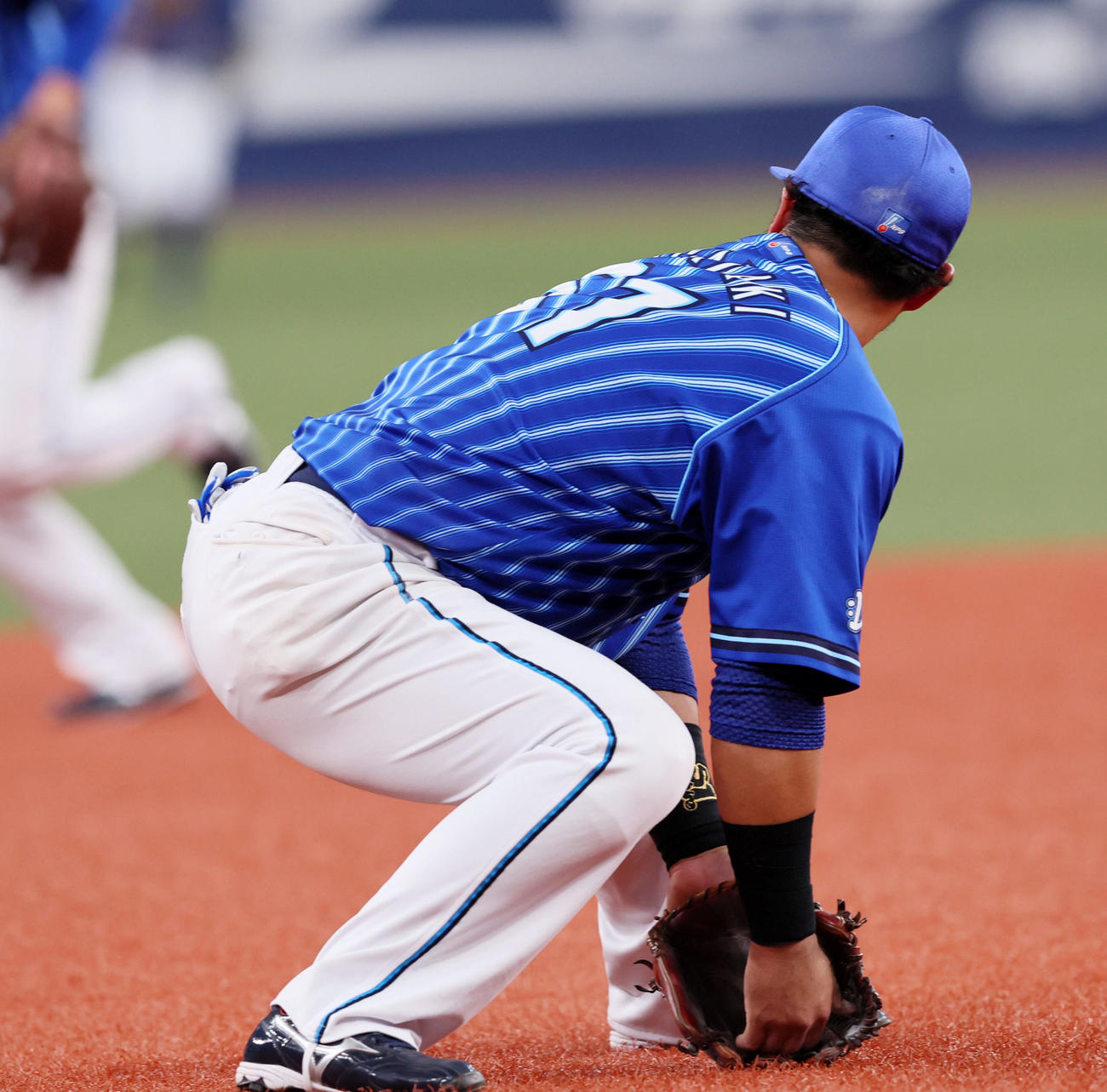 阪神対DeNA 3回裏阪神2死一、二塁、宮崎は坂本の打球をトンネルし適時失策となる（撮影・加藤哉）