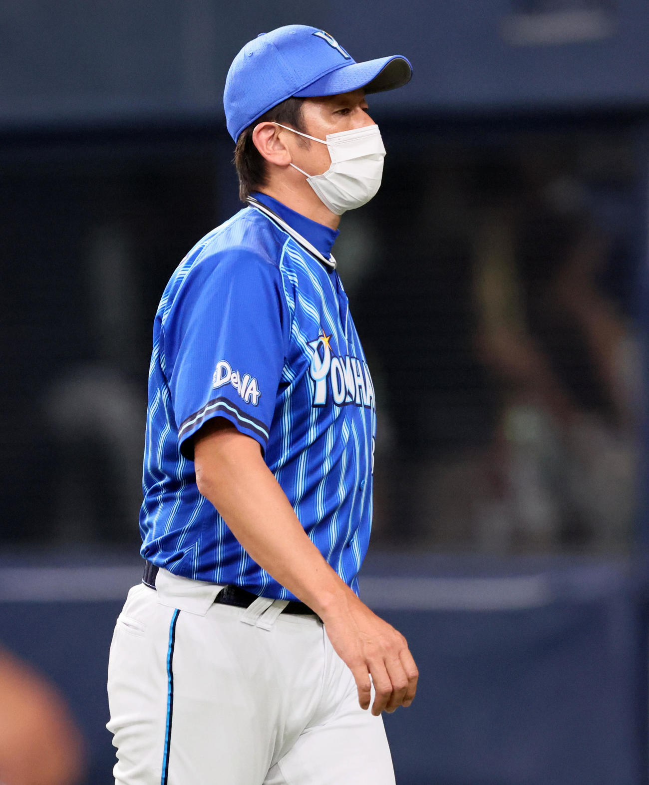 阪神対DeNA 4回裏、選手交代を告げた三浦監督（撮影・加藤哉）
