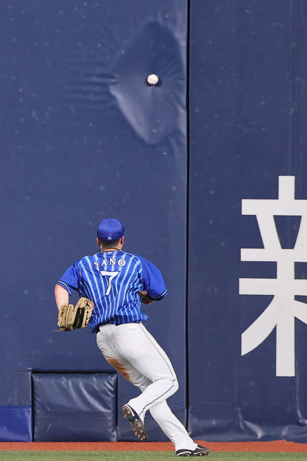 阪神対DeNA 3回裏阪神1死一塁、大山の左適時二塁打の打球を追う左翼手佐野（撮影・上山淳一）