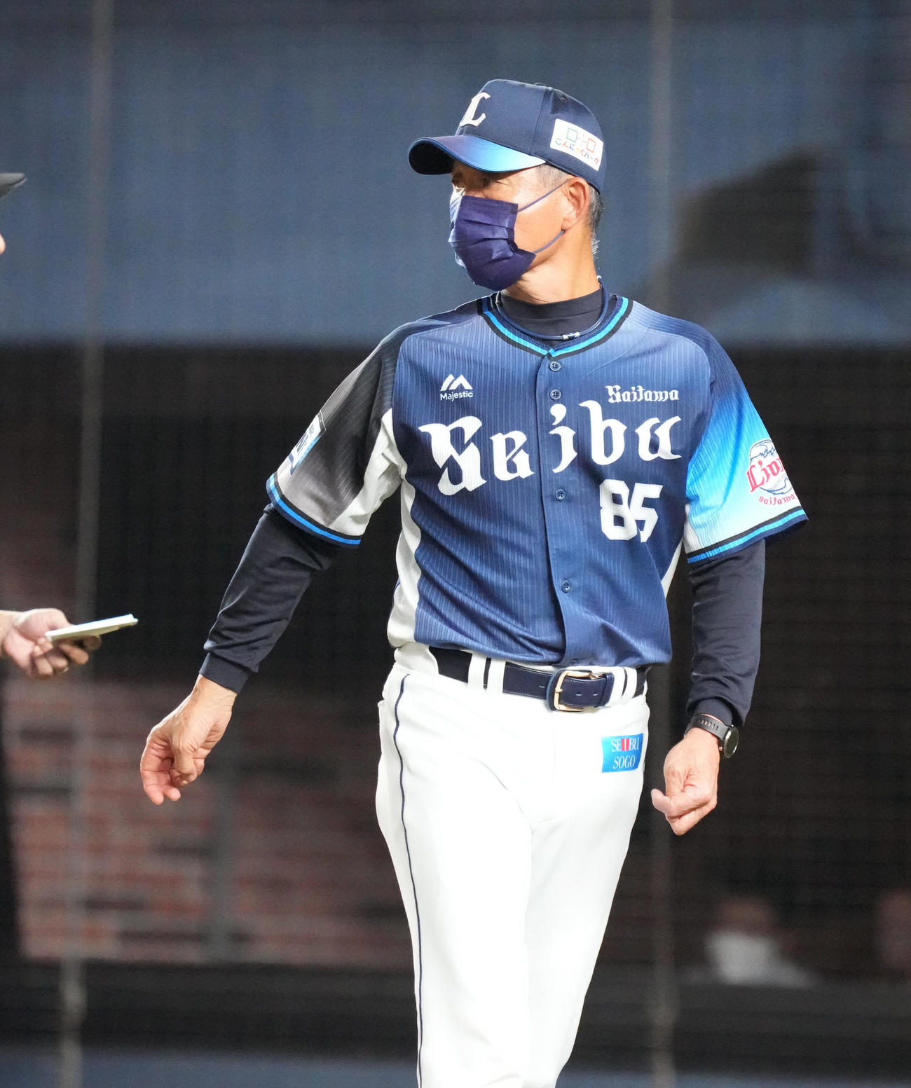 ロッテ対西武　選手交代を告げ引き揚げる西武辻監督（撮影・小沢裕）