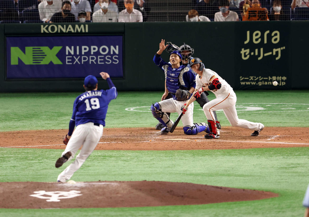 5回裏巨人1死一、三塁、戸郷は相手野選を誘うセーフティ－スクイズを決める。投手高橋宏（撮影・浅見桂子）