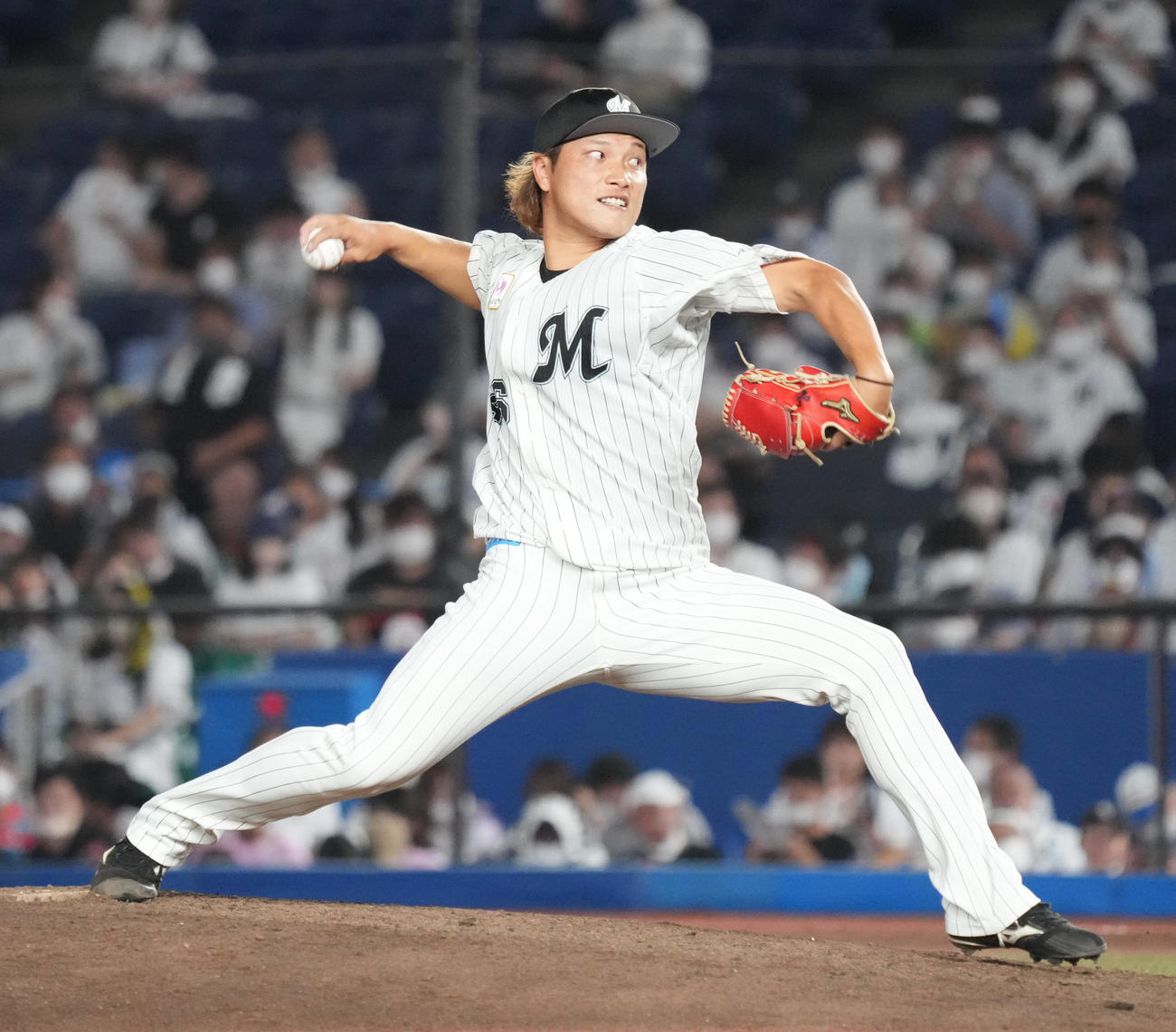 ロッテ対西武　ロッテ3番手で登板したロッテ先発の岩下（撮影・小沢裕）