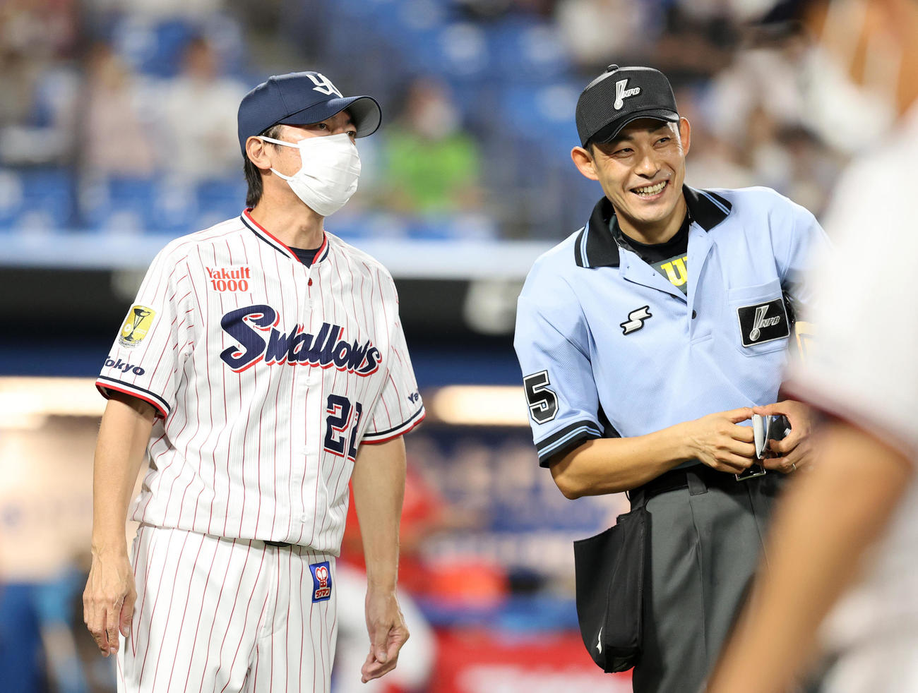 ヤクルト対広島　7回表、投手交代を告げるヤクルト高津監督（撮影・鈴木正人）