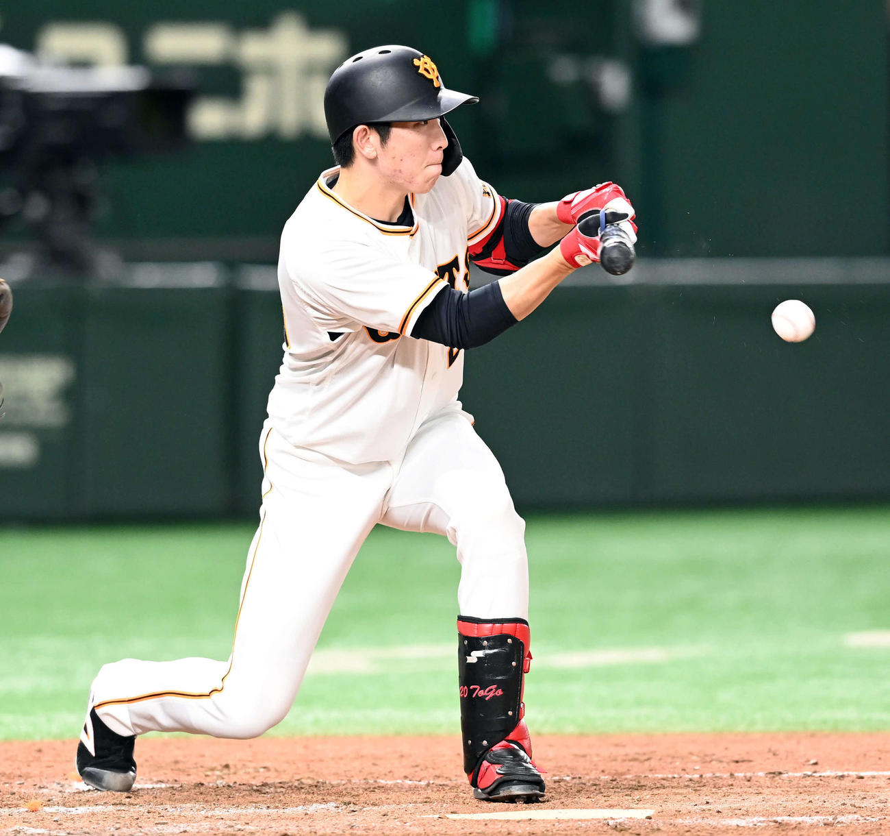 巨人対中日　5回裏巨人1死一、三塁、スクイズを決める戸郷（撮影・たえ見朱実）