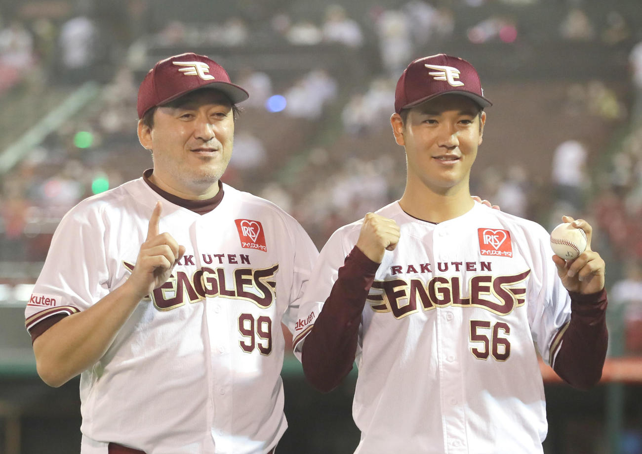 プロ初勝利を挙げた楽天鈴木翔天（右）は石井GM兼監督との記念撮影に笑顔（撮影・足立雅史）