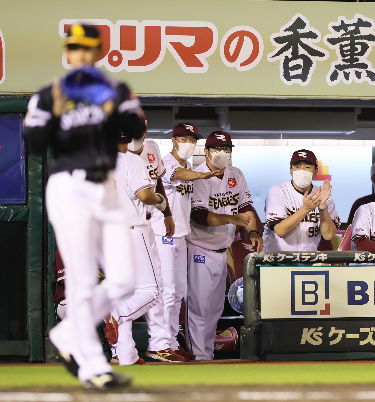 1回裏楽天1死満塁、炭谷の右前適時打で勝ち越しに成功し拍手する石井GM兼監督（右端）。手前左はソフトバンク板東（撮影・足立雅史）