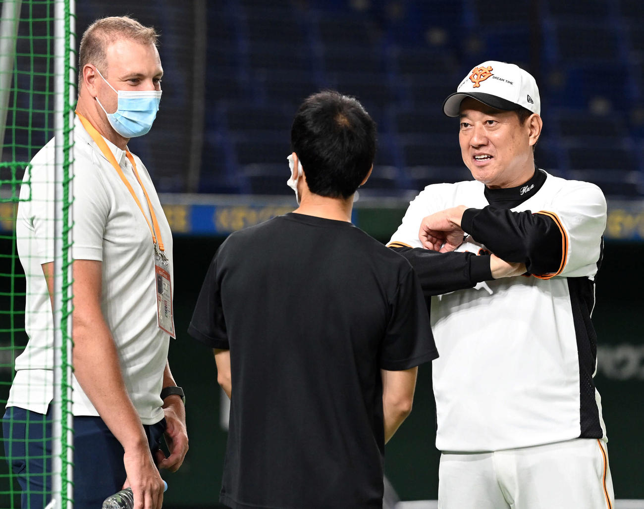 巨人対中日　OBのマシソン氏と談笑する巨人原監督（撮影・たえ見朱実）