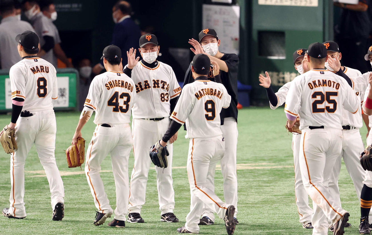 巨人対中日　11勝目を挙げた戸郷（中央右）は、原監督と並んで、ナインを笑顔で迎える（撮影・浅見桂子）