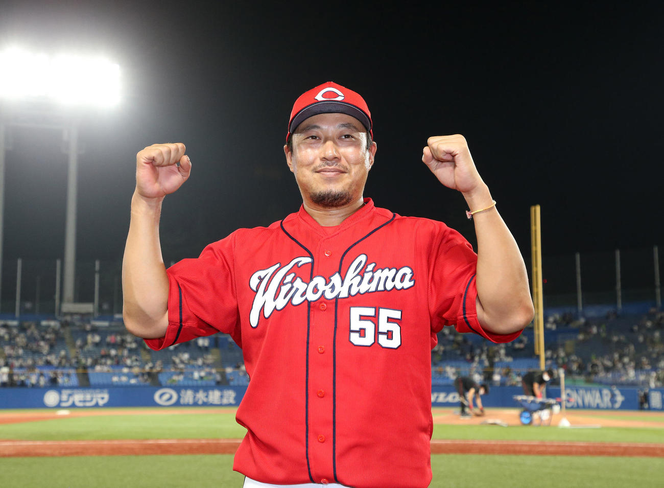 ヤクルト対広島　勝利しガッツポーズする広島松山（撮影・鈴木正人）