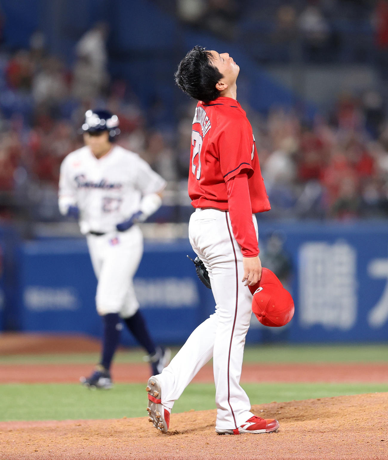 ヤクルト対広島　勝利し天を見上げる広島栗林（撮影・鈴木正人）
