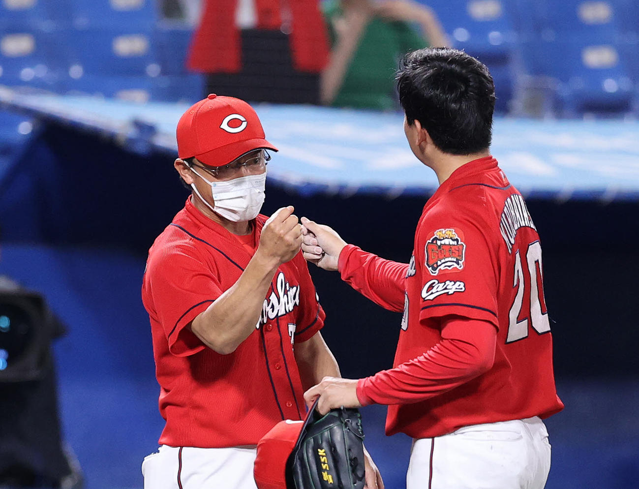 ヤクルト対広島　勝利し広島栗林（右）を迎える河田監督代行（撮影・鈴木正人）