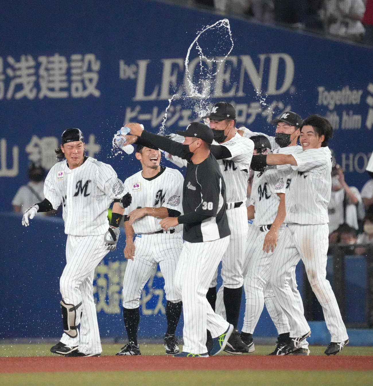 ロッテ対西武　9回裏ロッテ1死満塁、遊撃へのサヨナラ内野安打を放った三木（左）はナインから手荒い祝福を受ける（撮影・小沢裕）