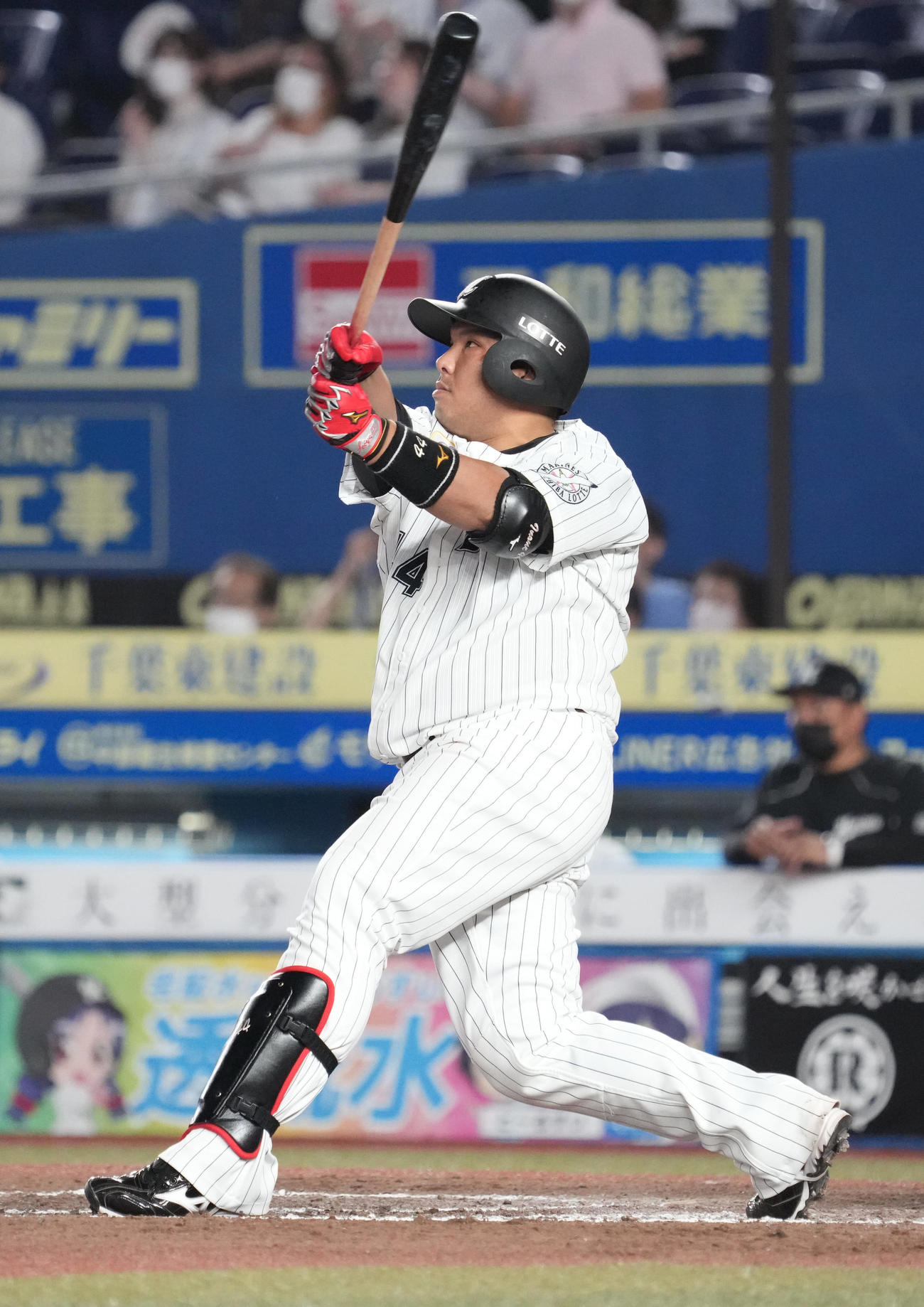 ロッテ対西武　7回裏ロッテ無死満塁、井上は中犠飛を放つ（撮影・小沢裕）