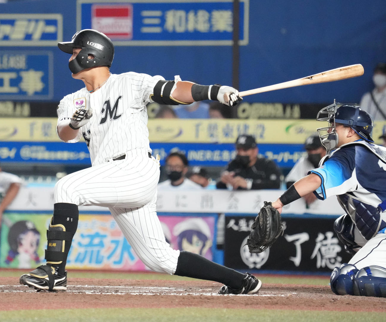 ロッテ対西武　7回裏ロッテ無死一、三塁、山口は二適時打を放つ（撮影・小沢裕）