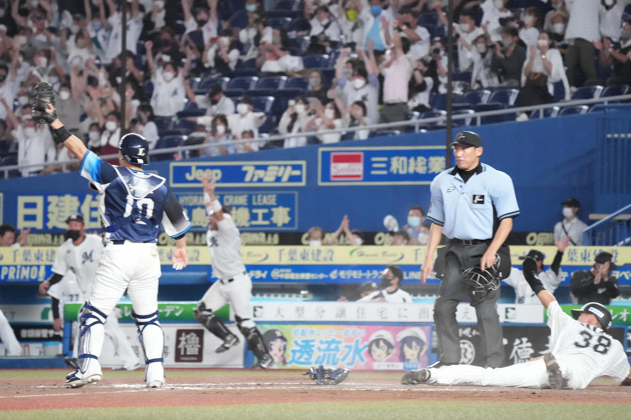 ロッテ対西武　9回裏ロッテ1死満塁、西武森は三木の遊ゴロを処理した源田からの送球を受けるもサヨナラ打となる。右は三塁走者の高部（撮影・小沢裕）