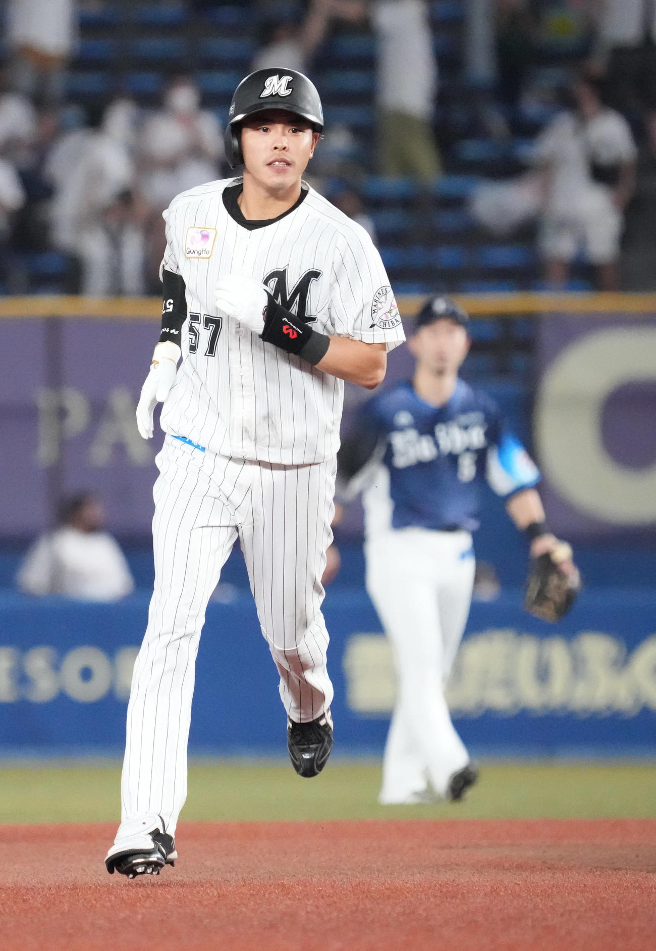 ロッテ対西武　6回裏ロッテ無死、小川は右越えにプロ初本塁打を放ち三塁へ向かう（撮影・小沢裕）